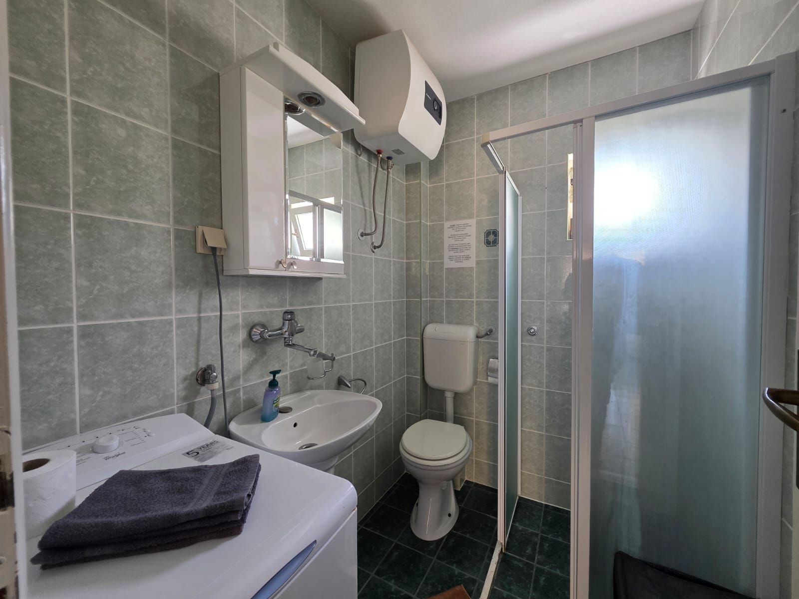 Na prodaju apartmanska vila površine 800 m² na placu od 520 m² sa 12 apartmana, bazenom i pogledom na more – Krimovica, Kotor - Amfora Real Estate
