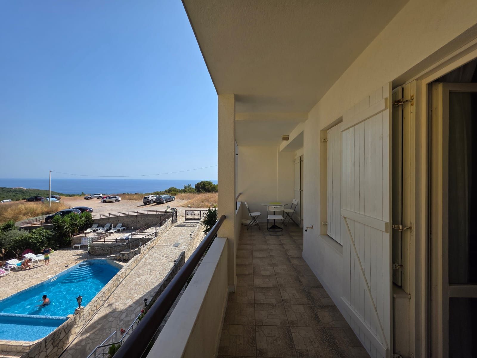 Na prodaju apartmanska vila površine 800 m² na placu od 520 m² sa 12 apartmana, bazenom i pogledom na more – Krimovica, Kotor - Amfora Real Estate