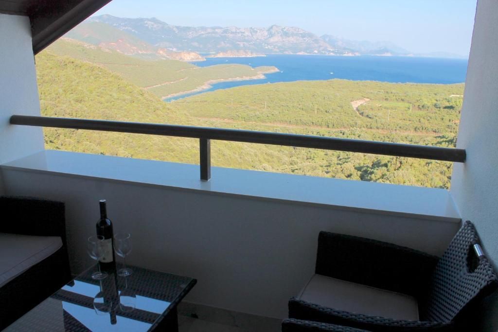 Na prodaju apartmanska vila površine 800 m² na placu od 520 m² sa 12 apartmana, bazenom i pogledom na more – Krimovica, Kotor - Amfora Real Estate