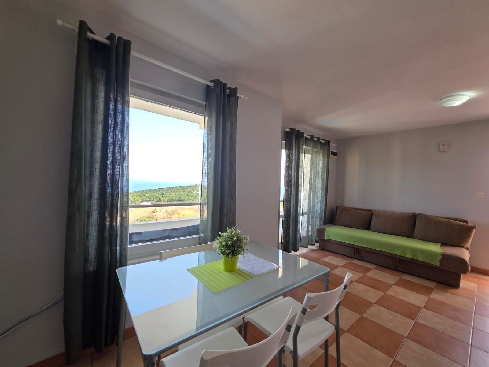 Na prodaju apartmanska vila površine 800 m² na placu od 520 m² sa 12 apartmana, bazenom i pogledom na more – Krimovica, Kotor - Amfora Real Estate