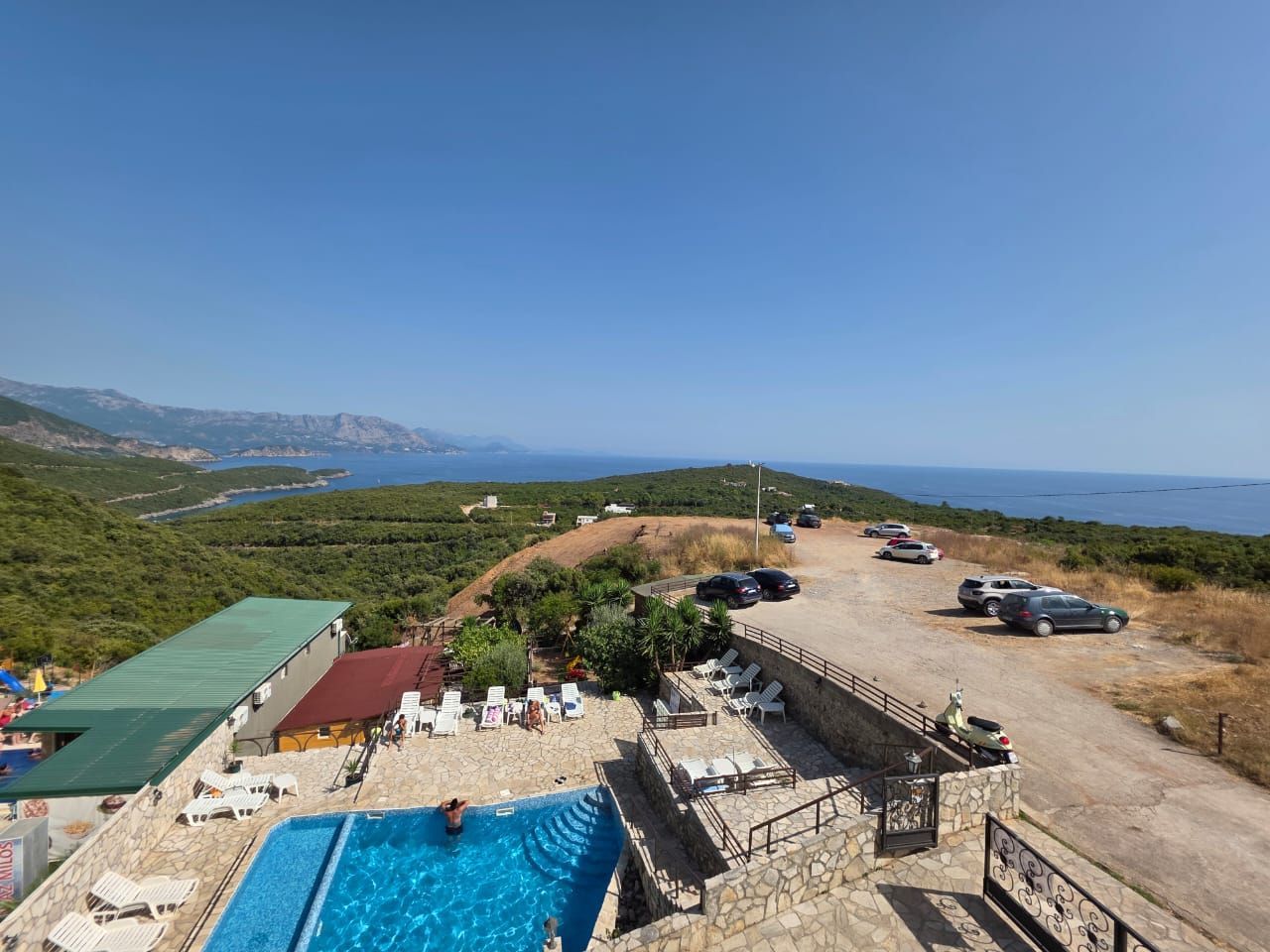 Na prodaju apartmanska vila površine 800 m² na placu od 520 m² sa 12 apartmana, bazenom i pogledom na more – Krimovica, Kotor - Amfora Real Estate