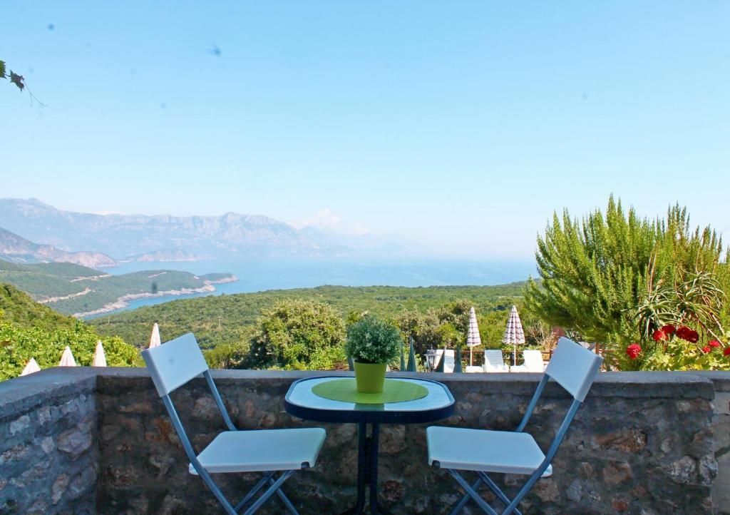 Na prodaju apartmanska vila površine 800 m² na placu od 520 m² sa 12 apartmana, bazenom i pogledom na more – Krimovica, Kotor - Amfora Real Estate