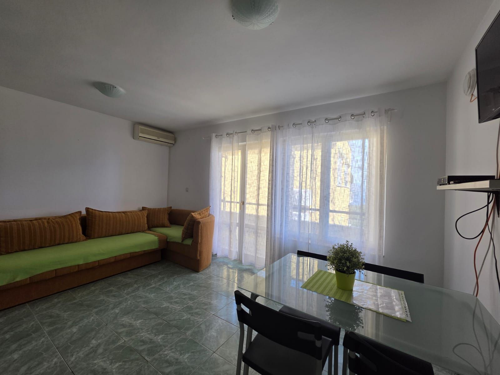 Na prodaju apartmanska vila površine 800 m² na placu od 520 m² sa 12 apartmana, bazenom i pogledom na more – Krimovica, Kotor - Amfora Real Estate