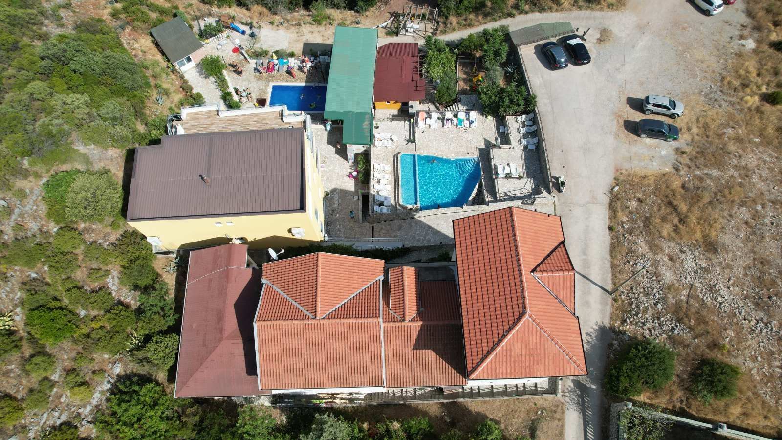 Na prodaju apartmanska vila površine 800 m² na placu od 520 m² sa 12 apartmana, bazenom i pogledom na more – Krimovica, Kotor - Amfora Real Estate