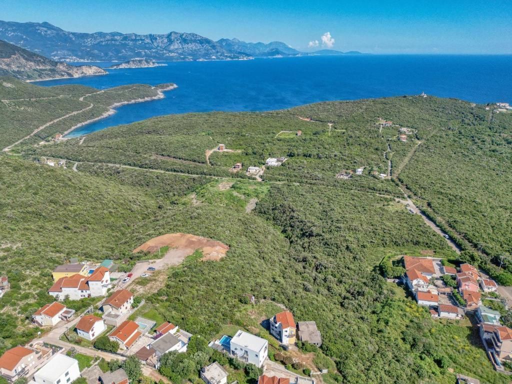 Na prodaju apartmanska vila površine 800 m² na placu od 520 m² sa 12 apartmana, bazenom i pogledom na more – Krimovica, Kotor - Amfora Real Estate