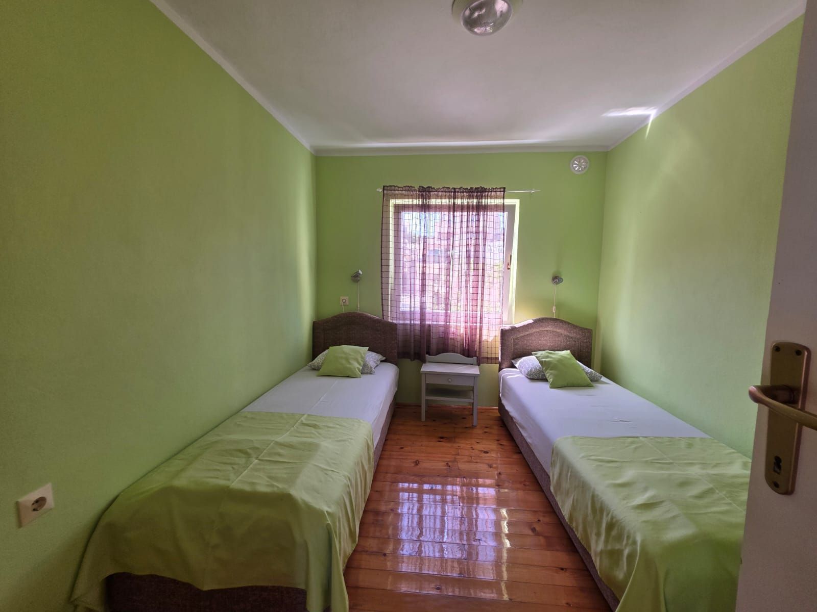 Na prodaju apartmanska vila površine 800 m² na placu od 520 m² sa 12 apartmana, bazenom i pogledom na more – Krimovica, Kotor - Amfora Real Estate