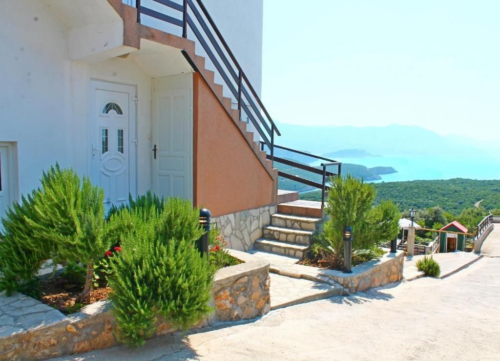 Na prodaju apartmanska vila površine 800 m² na placu od 520 m² sa 12 apartmana, bazenom i pogledom na more – Krimovica, Kotor - Amfora Real Estate