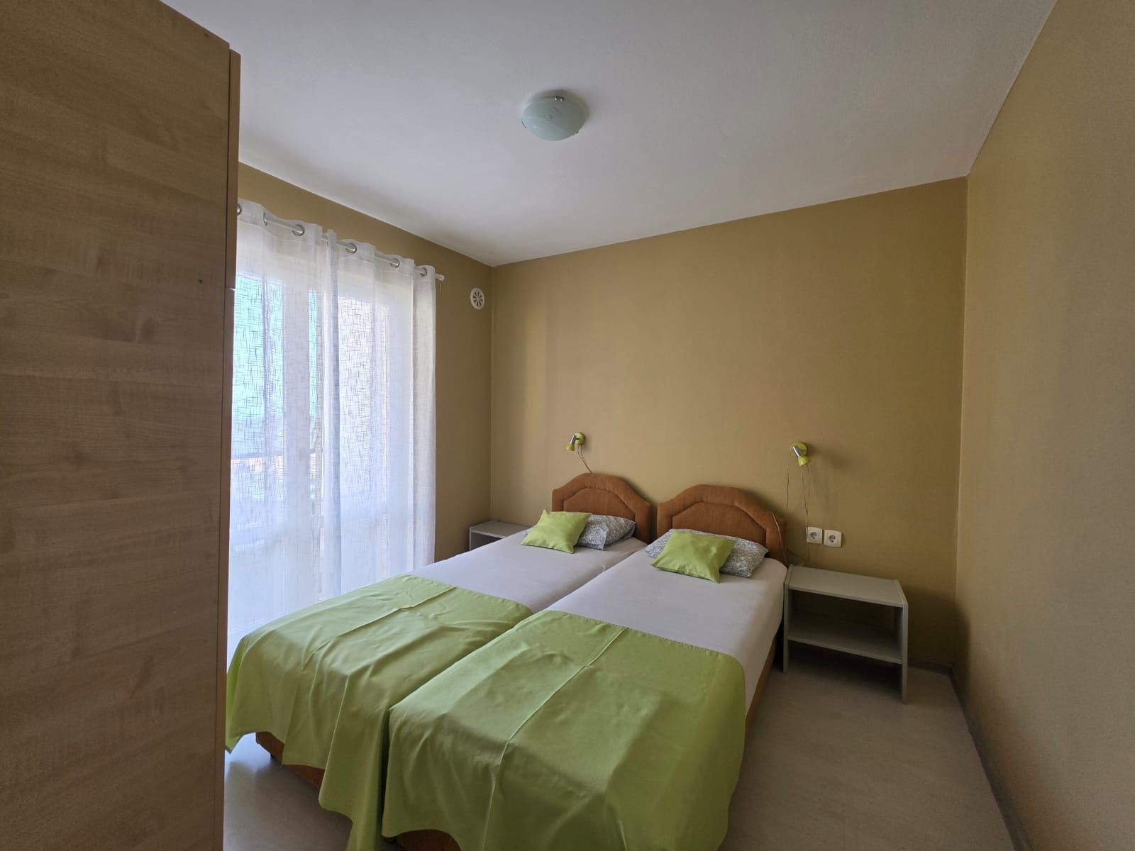 Na prodaju apartmanska vila površine 800 m² na placu od 520 m² sa 12 apartmana, bazenom i pogledom na more – Krimovica, Kotor - Amfora Real Estate