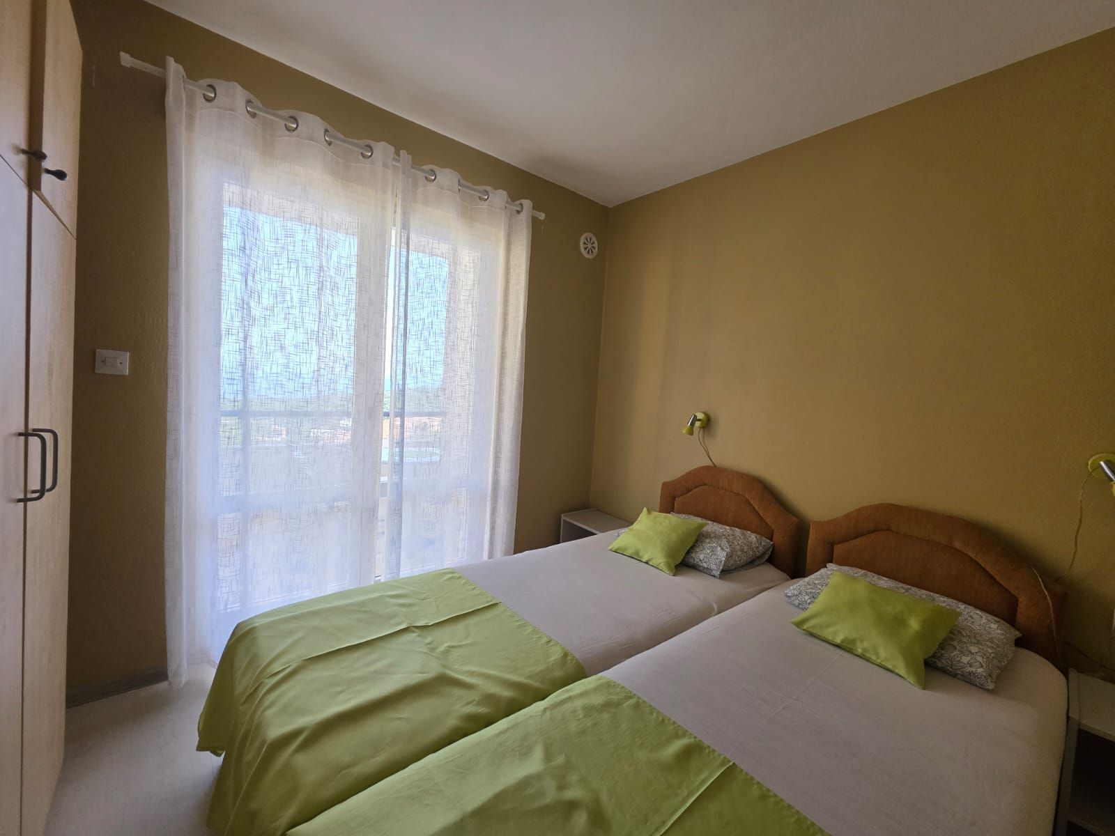 Na prodaju apartmanska vila površine 800 m² na placu od 520 m² sa 12 apartmana, bazenom i pogledom na more – Krimovica, Kotor - Amfora Real Estate