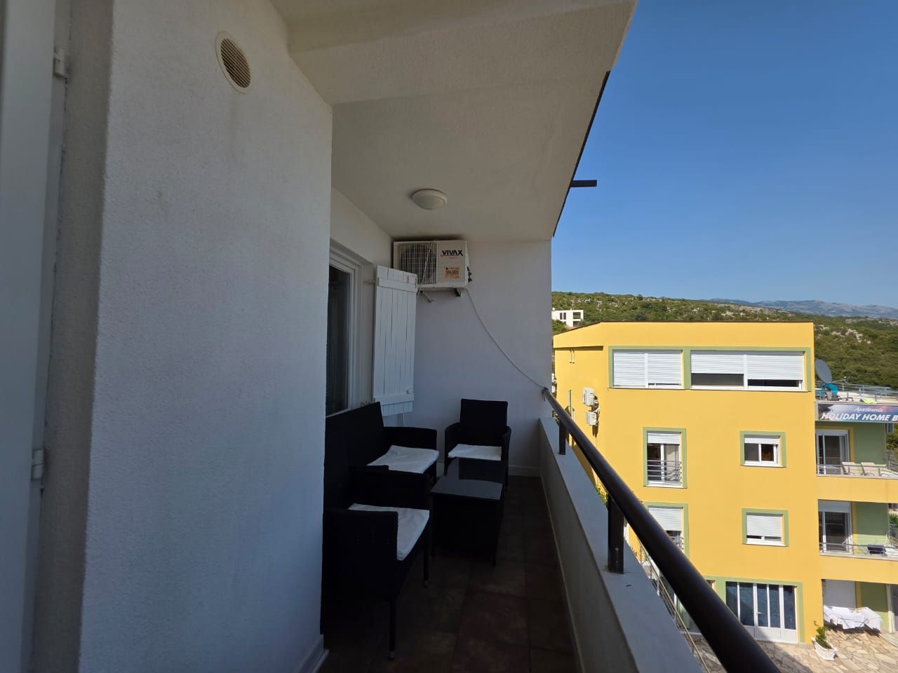 Na prodaju apartmanska vila površine 800 m² na placu od 520 m² sa 12 apartmana, bazenom i pogledom na more – Krimovica, Kotor - Amfora Real Estate