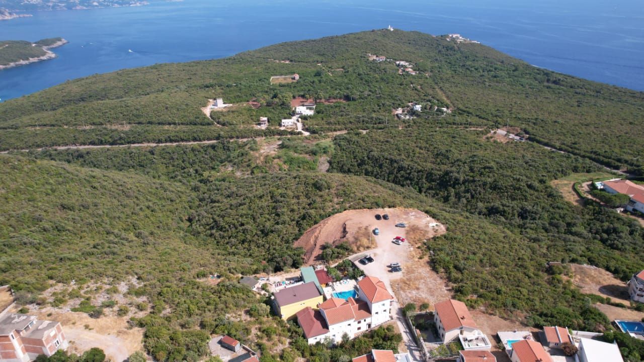 Na prodaju apartmanska vila površine 800 m² na placu od 520 m² sa 12 apartmana, bazenom i pogledom na more – Krimovica, Kotor - Amfora Real Estate