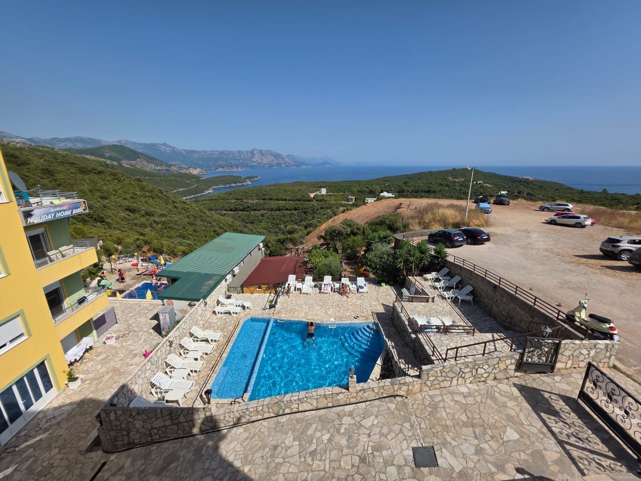 Na prodaju apartmanska vila površine 800 m² na placu od 520 m² sa 12 apartmana, bazenom i pogledom na more – Krimovica, Kotor - Amfora Real Estate