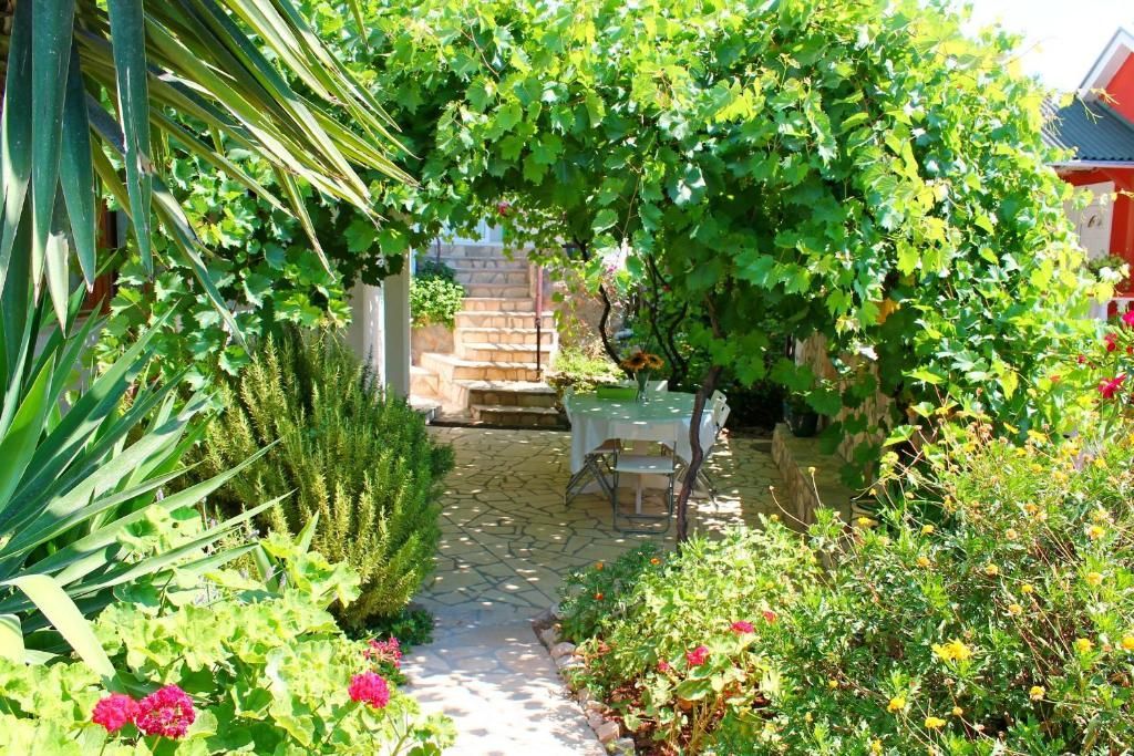 Na prodaju apartmanska vila površine 800 m² na placu od 520 m² sa 12 apartmana, bazenom i pogledom na more – Krimovica, Kotor - Amfora Real Estate