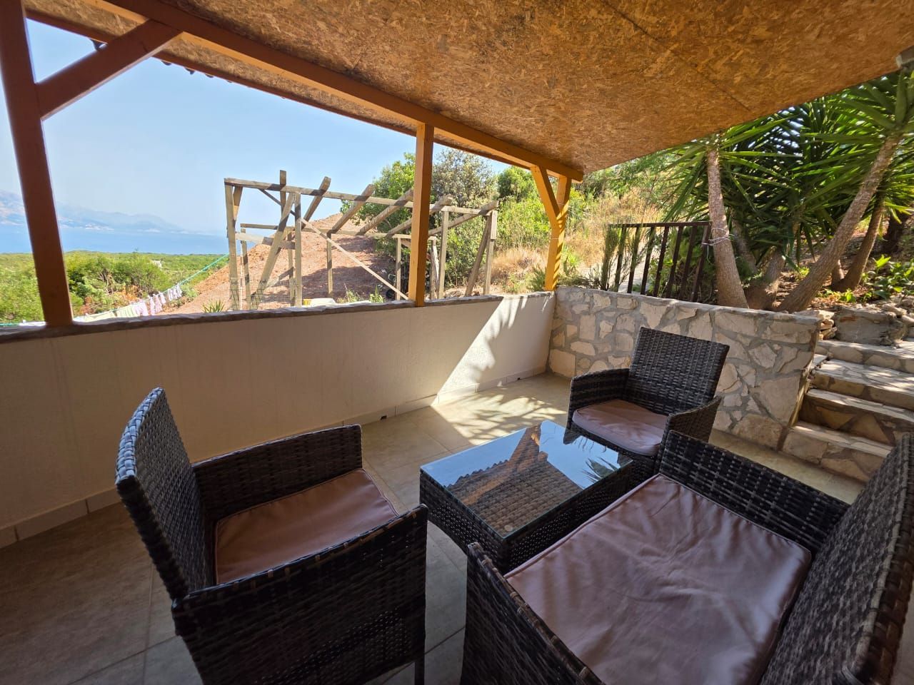 Na prodaju apartmanska vila površine 800 m² na placu od 520 m² sa 12 apartmana, bazenom i pogledom na more – Krimovica, Kotor - Amfora Real Estate