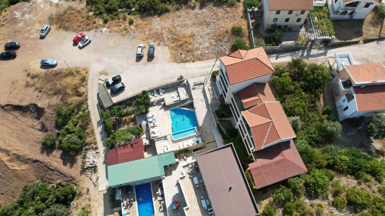 Na prodaju apartmanska vila površine 800 m² na placu od 520 m² sa 12 apartmana, bazenom i pogledom na more – Krimovica, Kotor - Amfora Real Estate