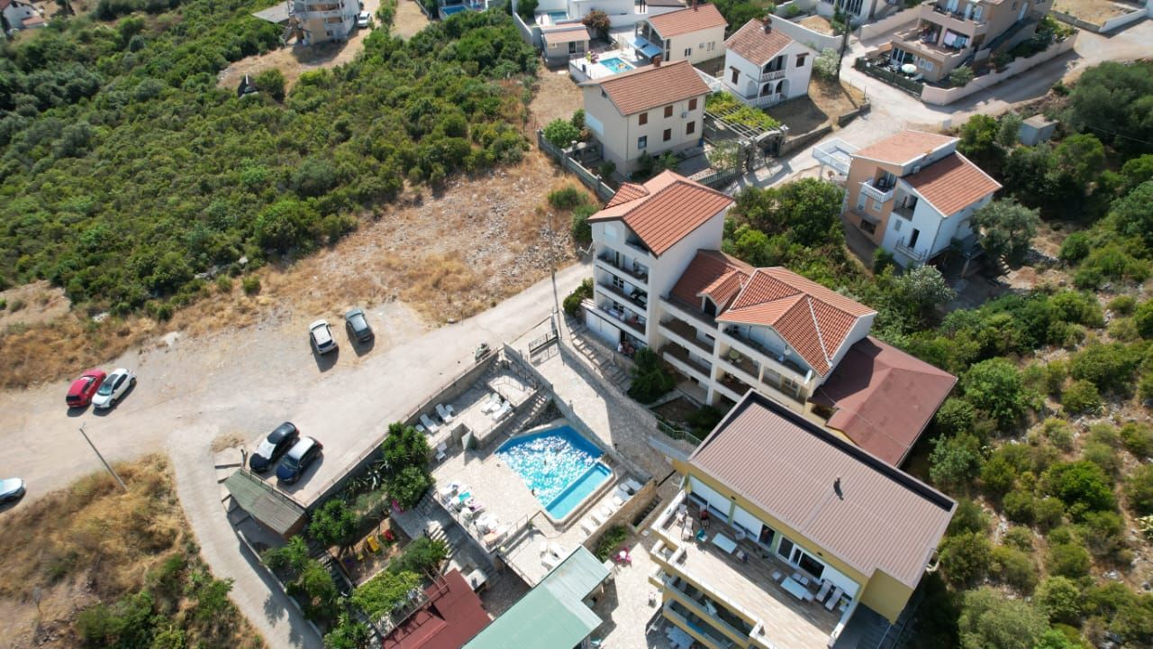 Na prodaju apartmanska vila površine 800 m² na placu od 520 m² sa 12 apartmana, bazenom i pogledom na more – Krimovica, Kotor - Amfora Real Estate