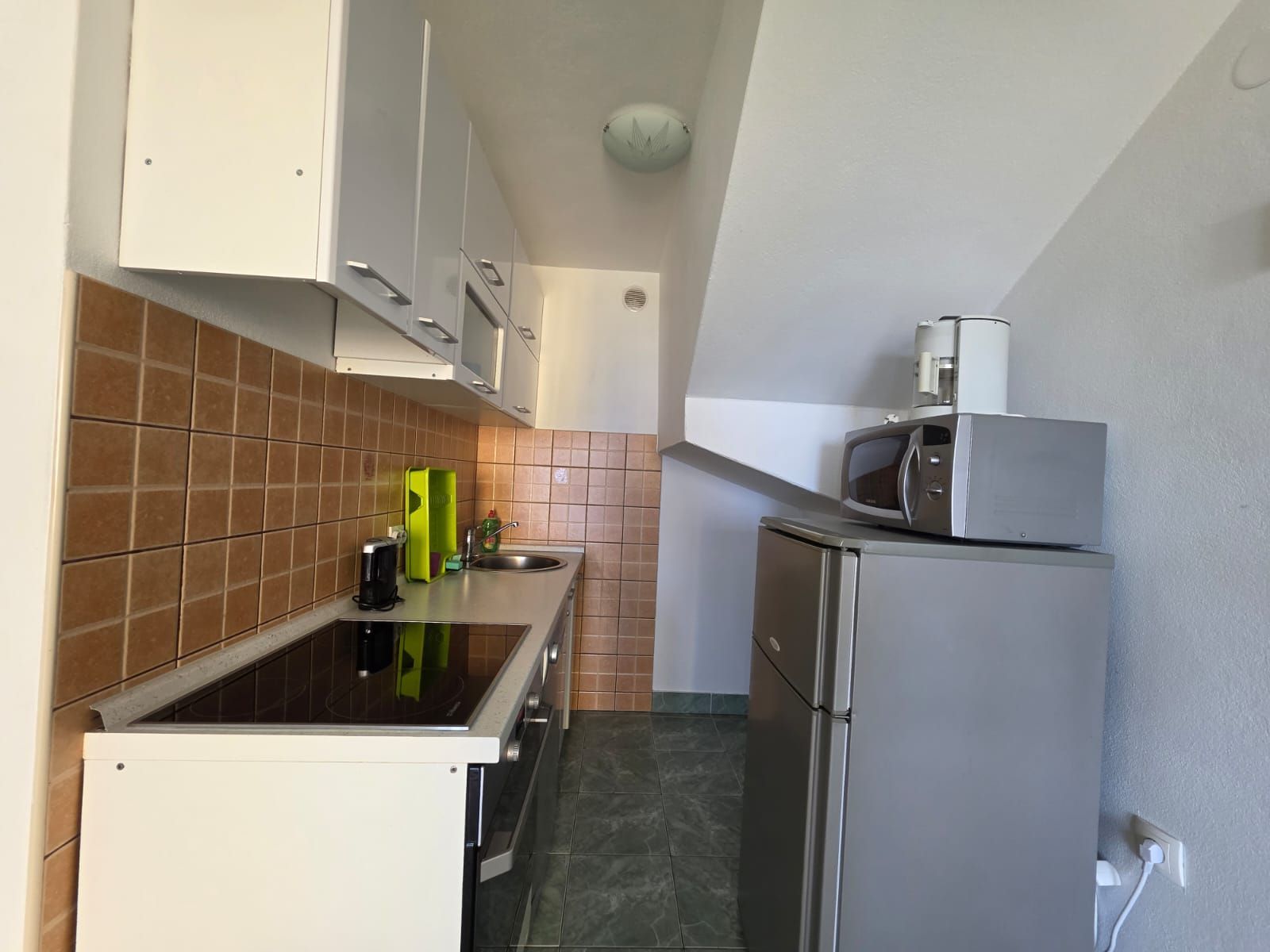 Na prodaju apartmanska vila površine 800 m² na placu od 520 m² sa 12 apartmana, bazenom i pogledom na more – Krimovica, Kotor - Amfora Real Estate