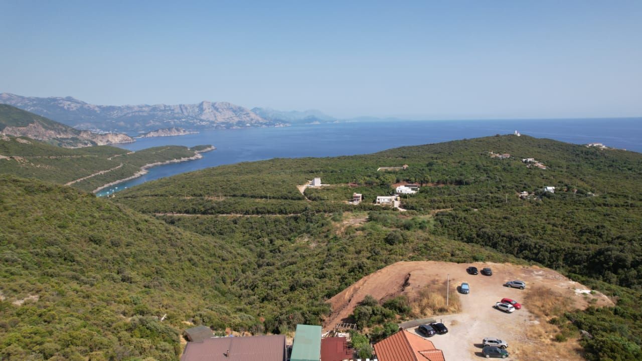 Na prodaju apartmanska vila površine 800 m² na placu od 520 m² sa 12 apartmana, bazenom i pogledom na more – Krimovica, Kotor - Amfora Real Estate