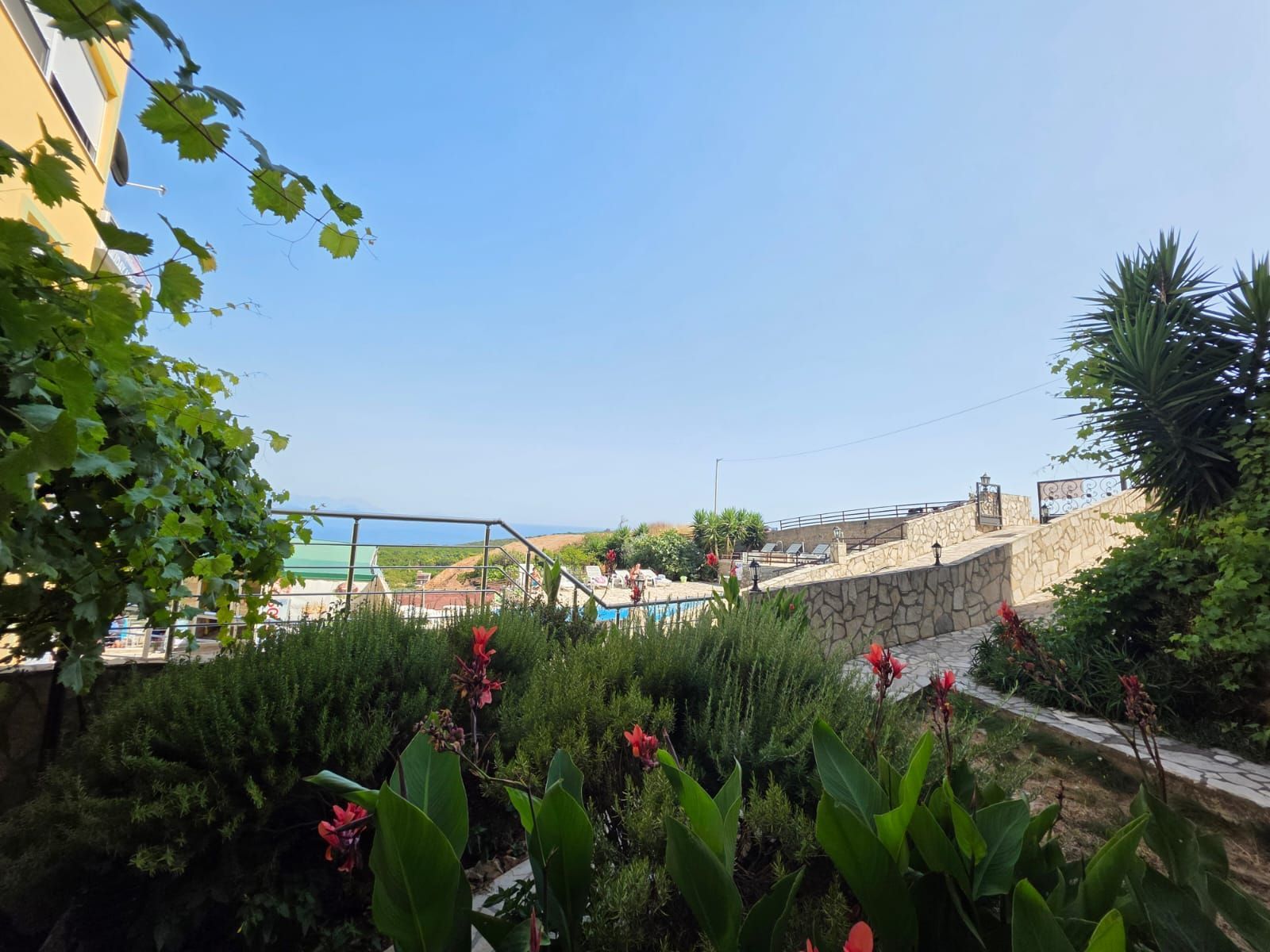 Na prodaju apartmanska vila površine 800 m² na placu od 520 m² sa 12 apartmana, bazenom i pogledom na more – Krimovica, Kotor - Amfora Real Estate