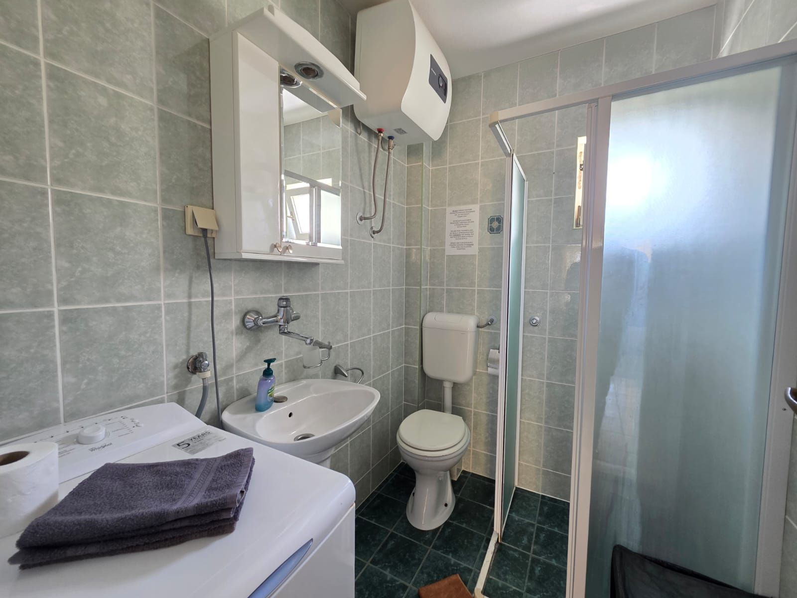 Na prodaju apartmanska vila površine 800 m² na placu od 520 m² sa 12 apartmana, bazenom i pogledom na more – Krimovica, Kotor - Amfora Real Estate