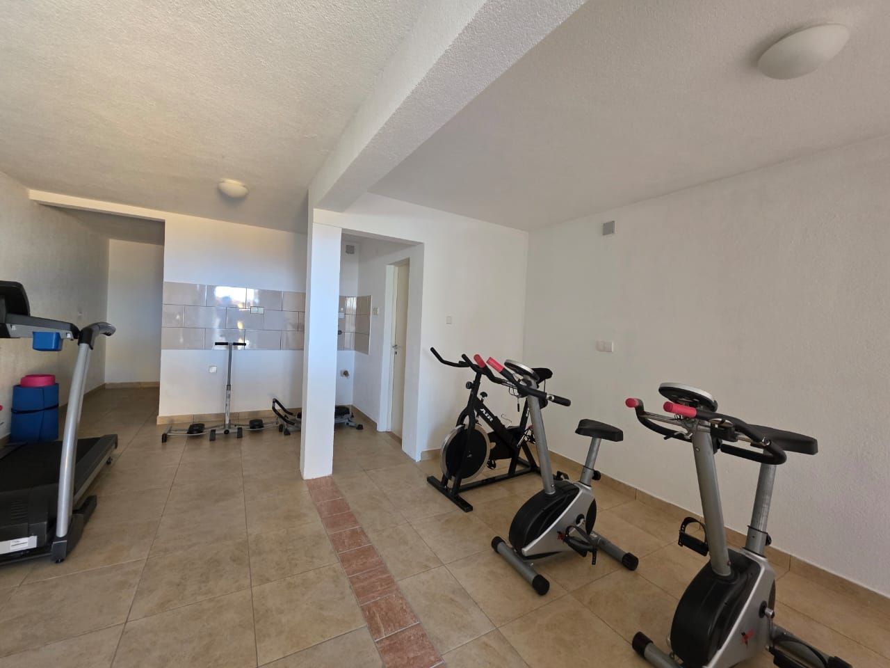 Na prodaju apartmanska vila površine 800 m² na placu od 520 m² sa 12 apartmana, bazenom i pogledom na more – Krimovica, Kotor - Amfora Real Estate