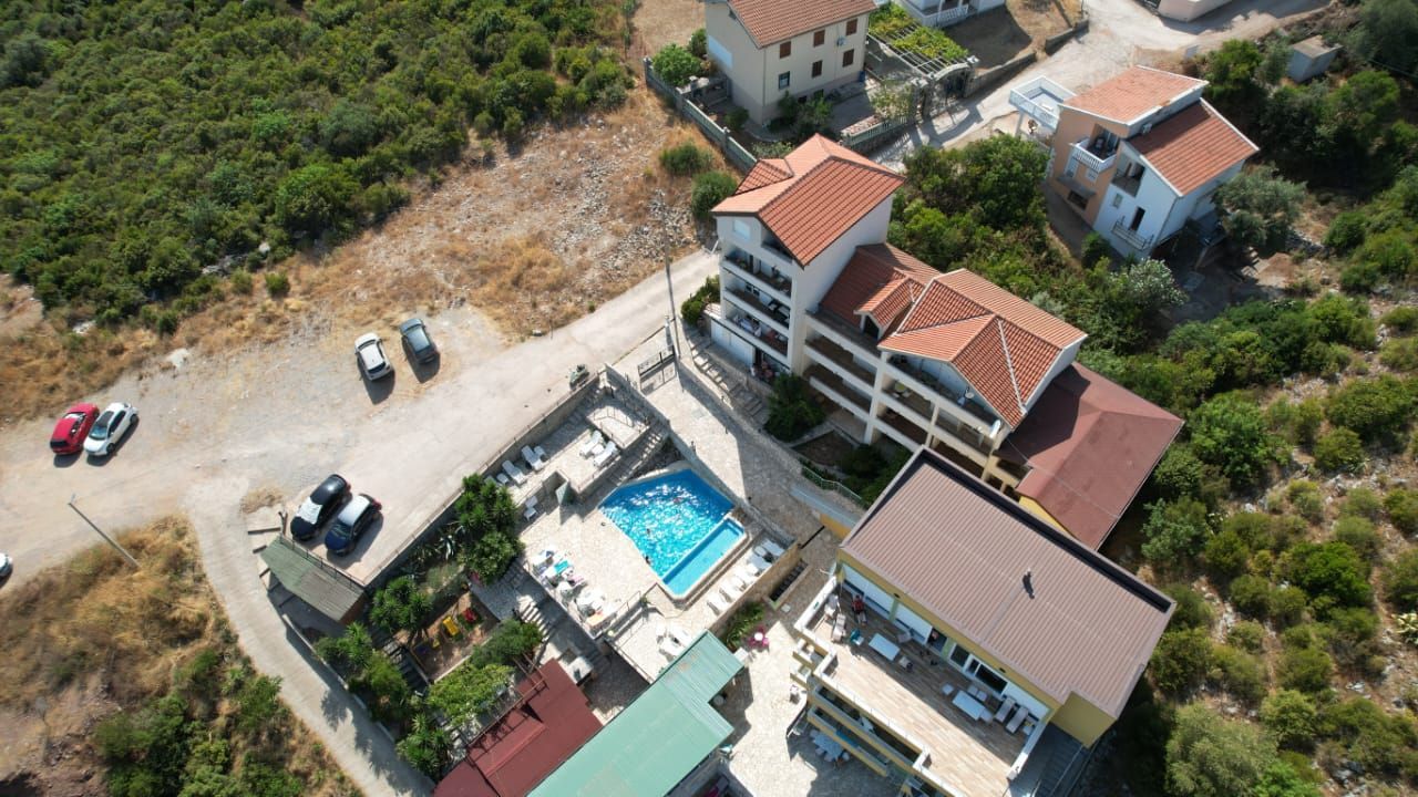 Na prodaju apartmanska vila površine 800 m² na placu od 520 m² sa 12 apartmana, bazenom i pogledom na more – Krimovica, Kotor - Amfora Real Estate
