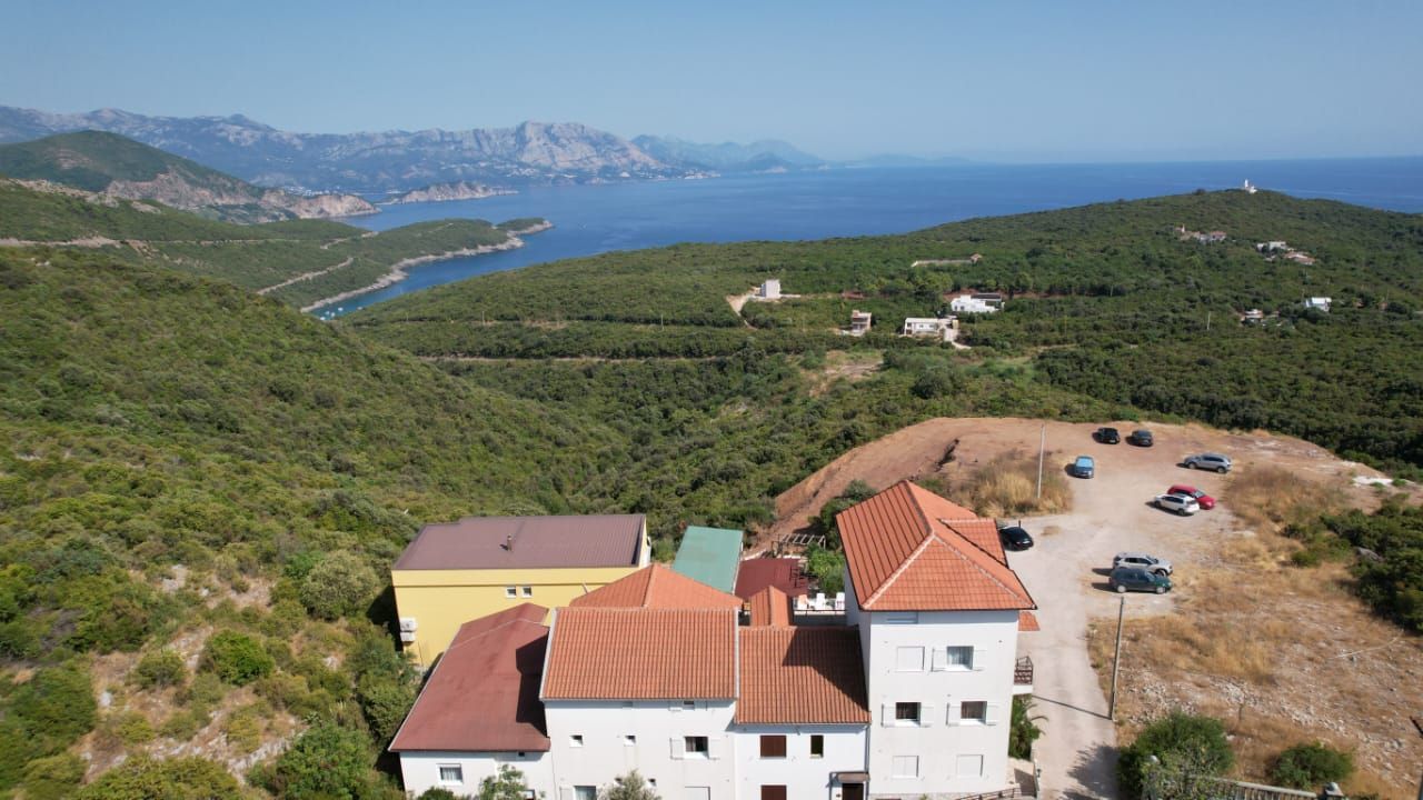 Na prodaju apartmanska vila površine 800 m² na placu od 520 m² sa 12 apartmana, bazenom i pogledom na more – Krimovica, Kotor - Amfora Real Estate