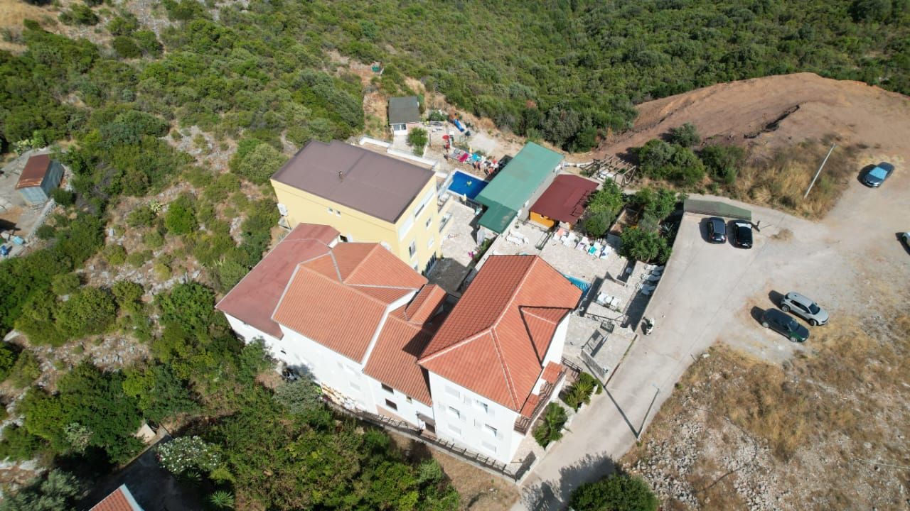 Na prodaju apartmanska vila površine 800 m² na placu od 520 m² sa 12 apartmana, bazenom i pogledom na more – Krimovica, Kotor - Amfora Real Estate