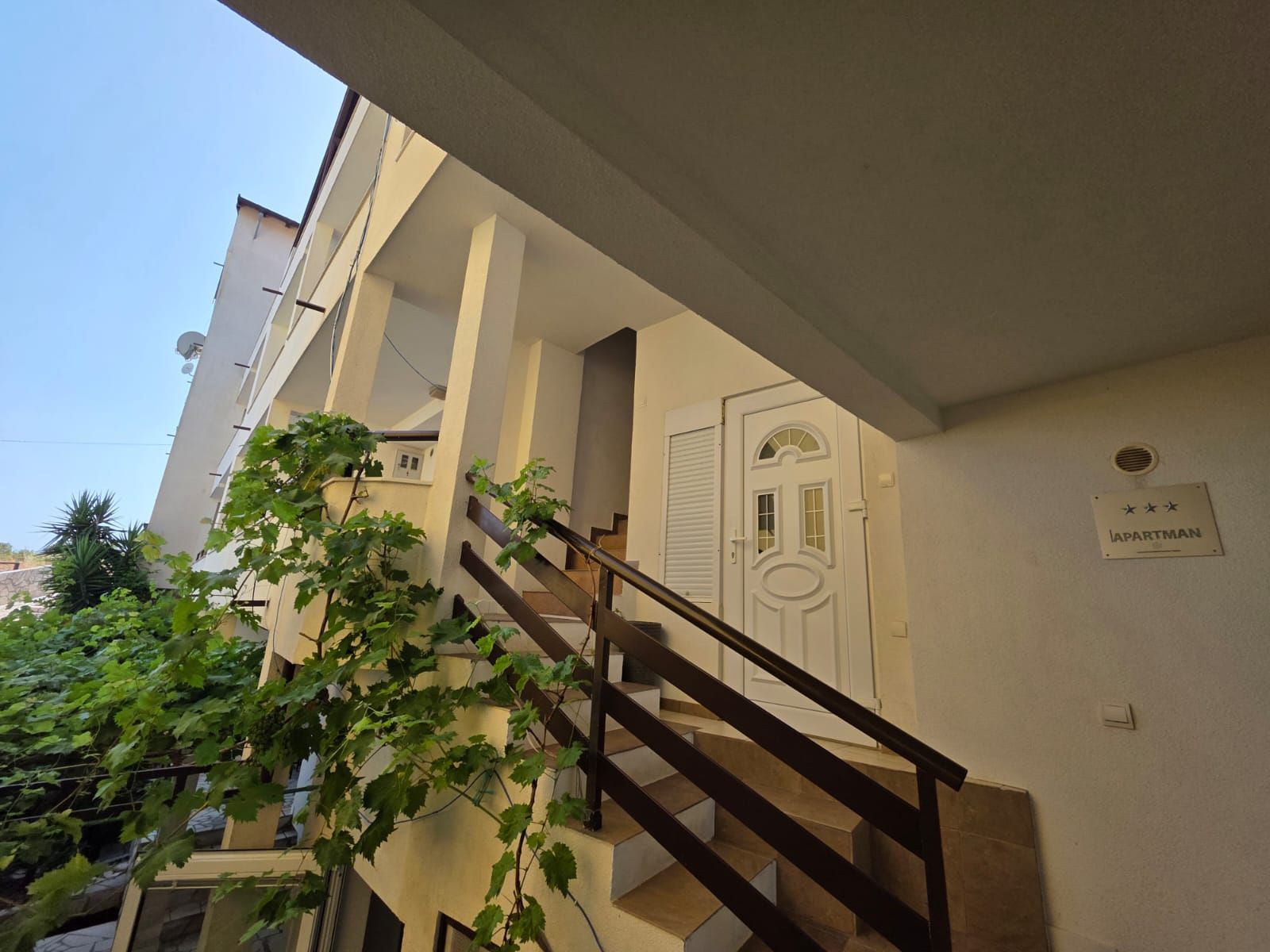 Na prodaju apartmanska vila površine 800 m² na placu od 520 m² sa 12 apartmana, bazenom i pogledom na more – Krimovica, Kotor - Amfora Real Estate