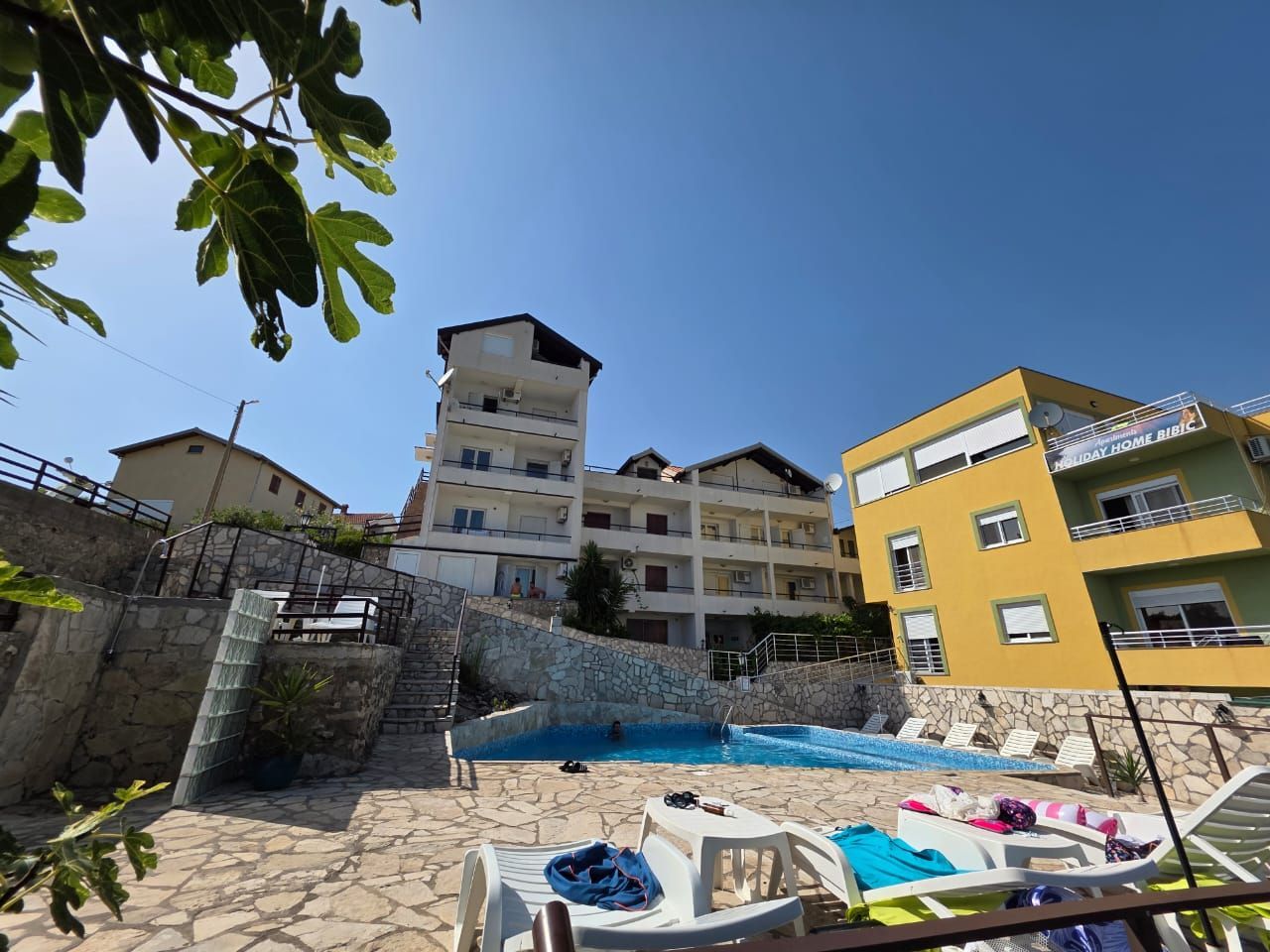 Na prodaju apartmanska vila površine 800 m² na placu od 520 m² sa 12 apartmana, bazenom i pogledom na more – Krimovica, Kotor - Amfora Real Estate