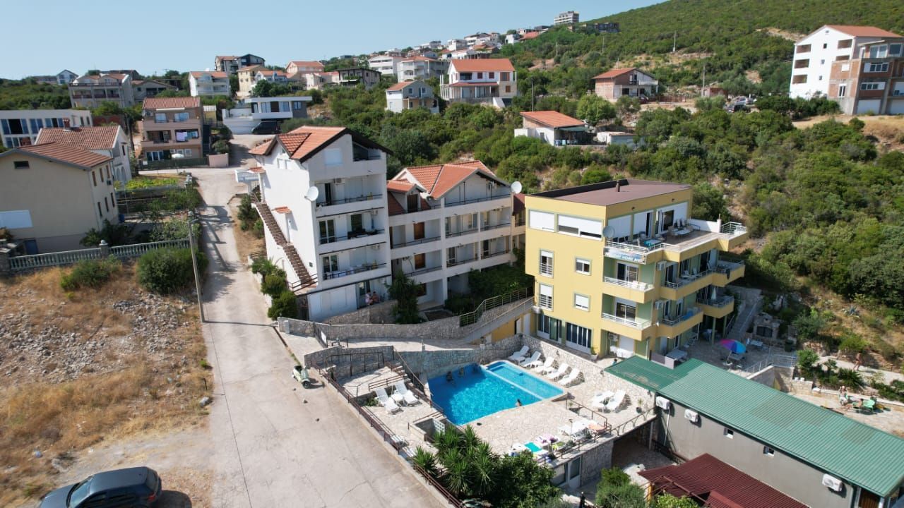 Na prodaju apartmanska vila površine 800 m² na placu od 520 m² sa 12 apartmana, bazenom i pogledom na more – Krimovica, Kotor - Amfora Real Estate