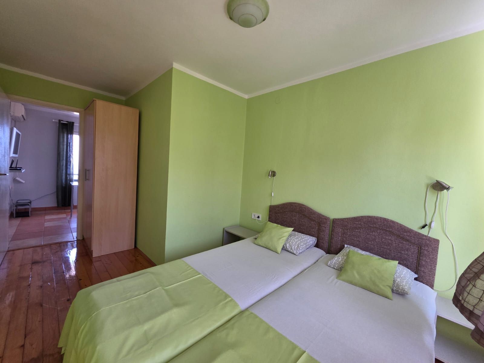 Na prodaju apartmanska vila površine 800 m² na placu od 520 m² sa 12 apartmana, bazenom i pogledom na more – Krimovica, Kotor - Amfora Real Estate