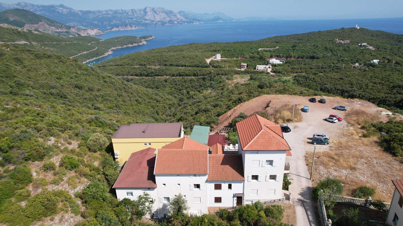 Na prodaju apartmanska vila površine 800 m² na placu od 520 m² sa 12 apartmana, bazenom i pogledom na more – Krimovica, Kotor - Amfora Real Estate