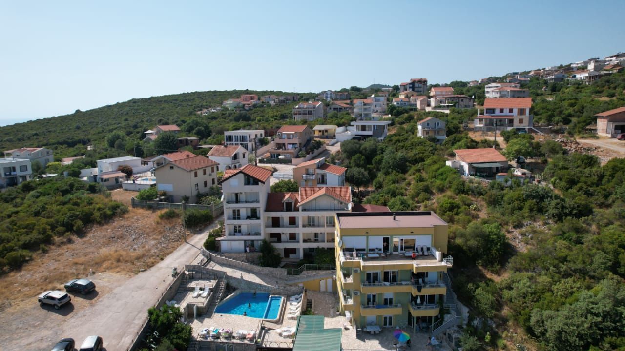 Na prodaju apartmanska vila površine 800 m² na placu od 520 m² sa 12 apartmana, bazenom i pogledom na more – Krimovica, Kotor - Amfora Real Estate