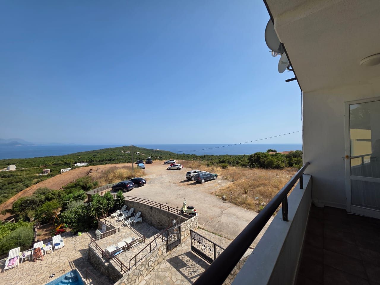 Na prodaju apartmanska vila površine 800 m² na placu od 520 m² sa 12 apartmana, bazenom i pogledom na more – Krimovica, Kotor - Amfora Real Estate