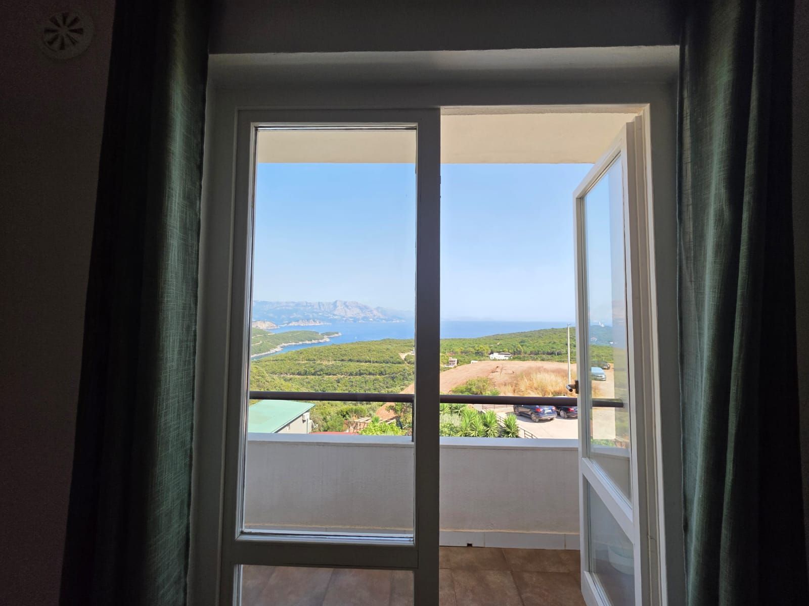 Na prodaju apartmanska vila površine 800 m² na placu od 520 m² sa 12 apartmana, bazenom i pogledom na more – Krimovica, Kotor - Amfora Real Estate