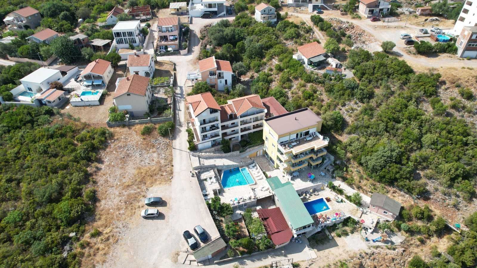 Na prodaju apartmanska vila površine 800 m² na placu od 520 m² sa 12 apartmana, bazenom i pogledom na more – Krimovica, Kotor - Amfora Real Estate