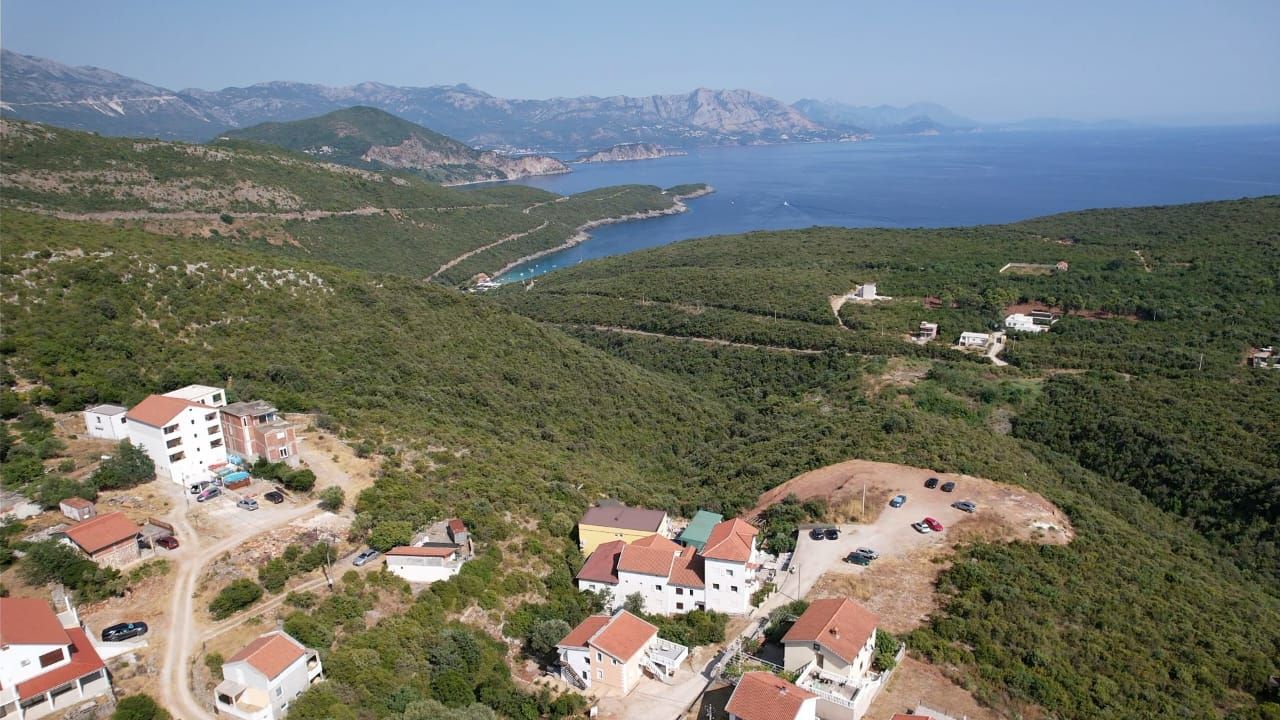 Na prodaju apartmanska vila površine 800 m² na placu od 520 m² sa 12 apartmana, bazenom i pogledom na more – Krimovica, Kotor - Amfora Real Estate