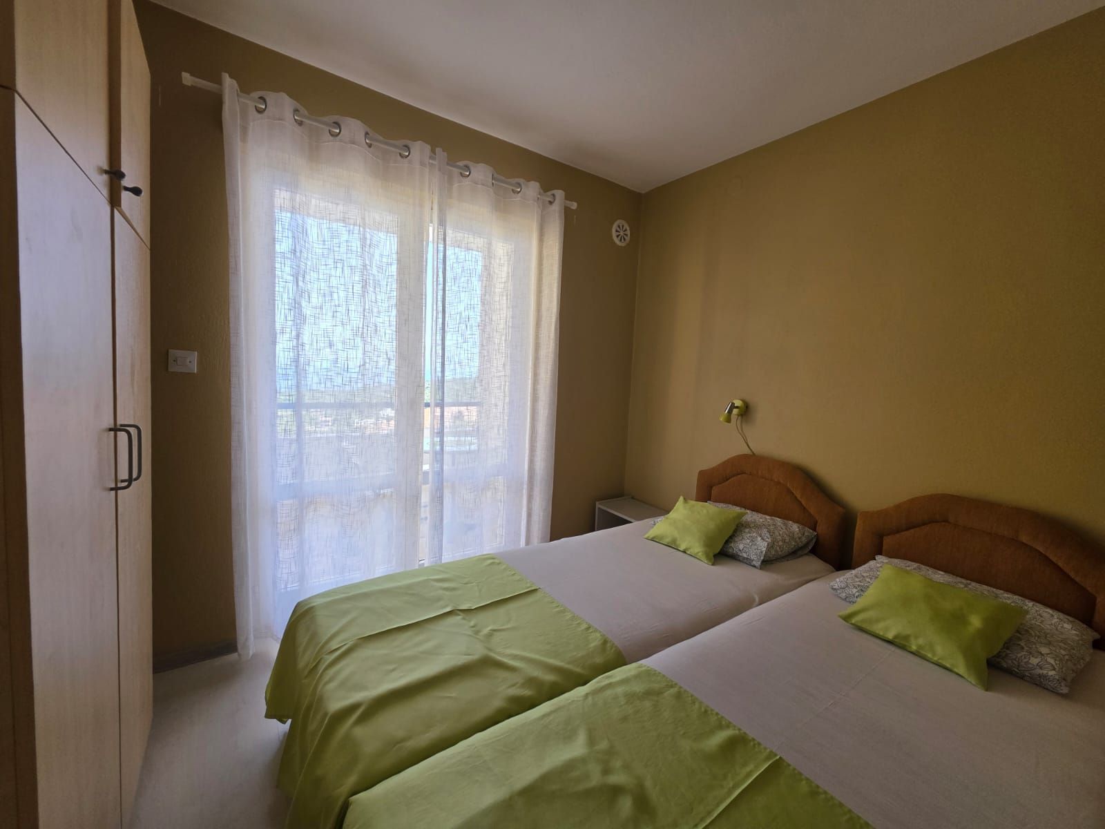 Na prodaju apartmanska vila površine 800 m² na placu od 520 m² sa 12 apartmana, bazenom i pogledom na more – Krimovica, Kotor - Amfora Real Estate