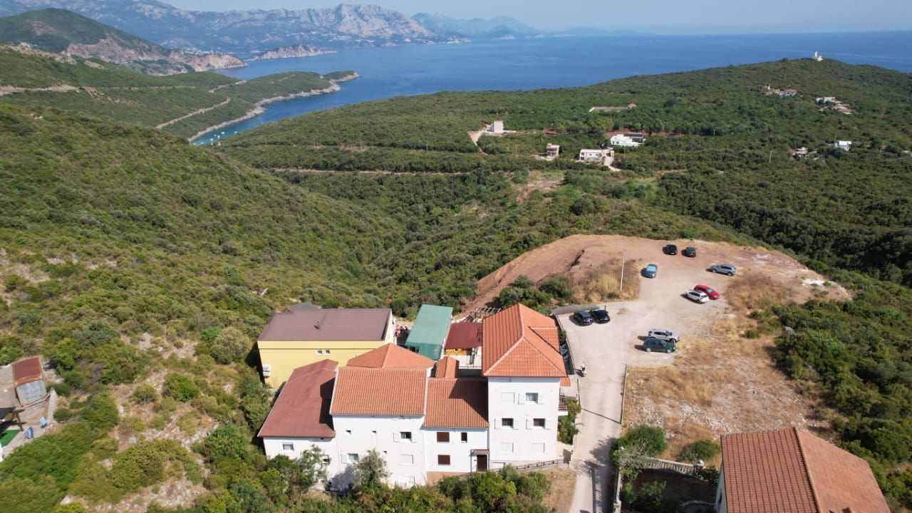 Na prodaju apartmanska vila površine 800 m² na placu od 520 m² sa 12 apartmana, bazenom i pogledom na more – Krimovica, Kotor - Amfora Real Estate
