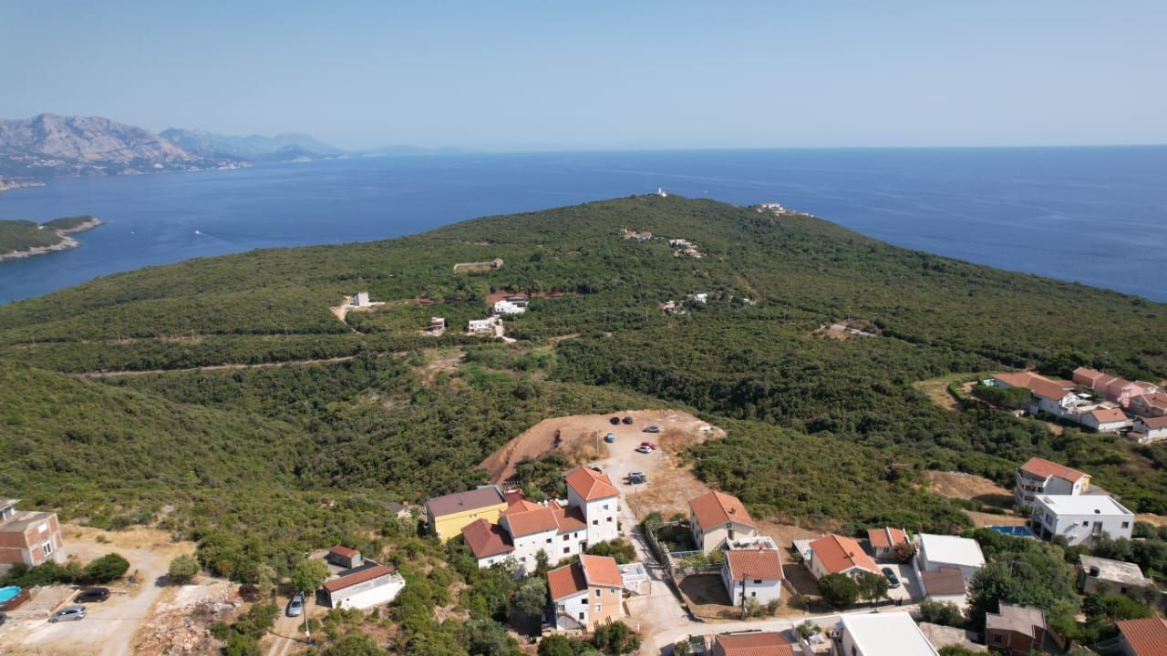 Na prodaju apartmanska vila površine 800 m² na placu od 520 m² sa 12 apartmana, bazenom i pogledom na more – Krimovica, Kotor - Amfora Real Estate