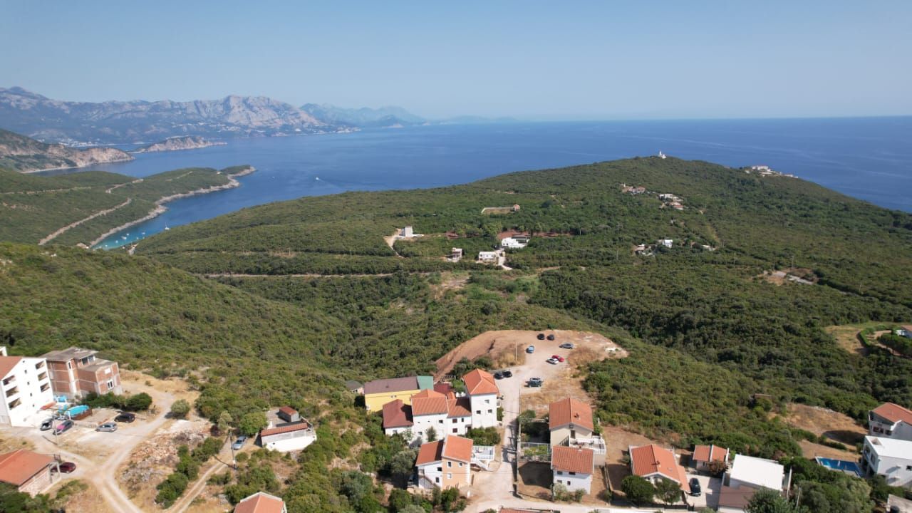 Na prodaju apartmanska vila površine 800 m² na placu od 520 m² sa 12 apartmana, bazenom i pogledom na more – Krimovica, Kotor - Amfora Real Estate