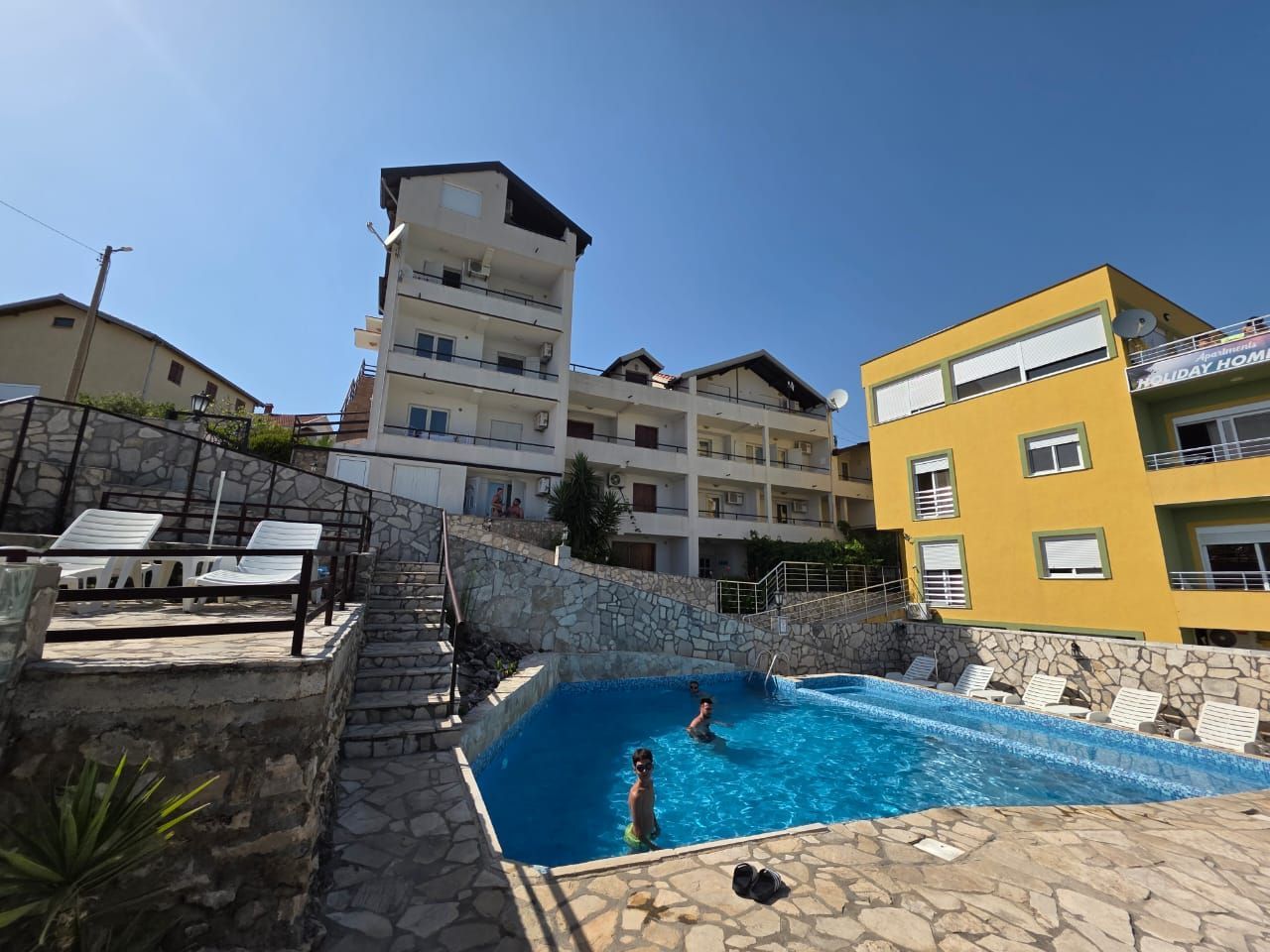 Na prodaju apartmanska vila površine 800 m² na placu od 520 m² sa 12 apartmana, bazenom i pogledom na more – Krimovica, Kotor - Amfora Real Estate