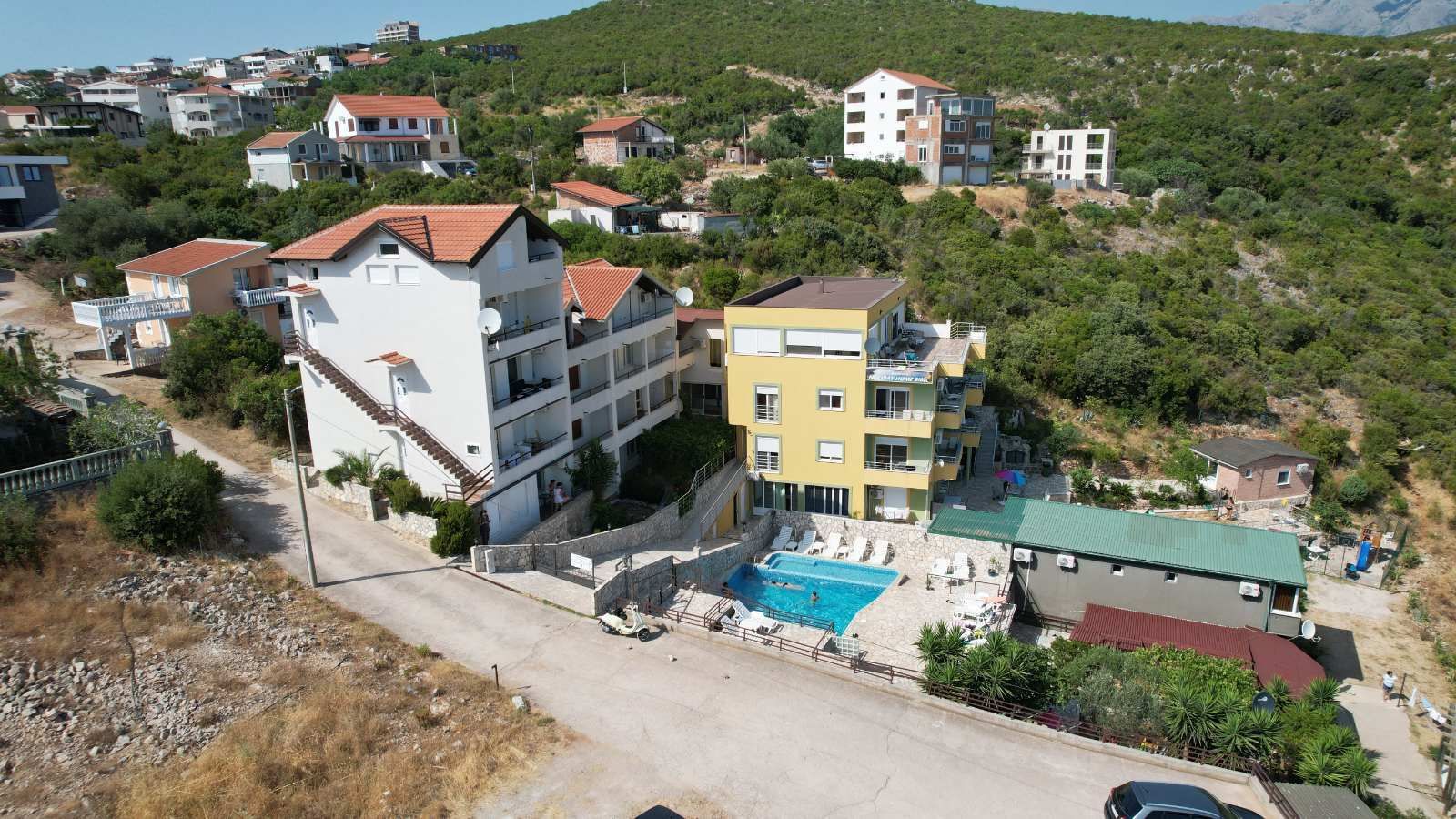 Na prodaju apartmanska vila površine 800 m² na placu od 520 m² sa 12 apartmana, bazenom i pogledom na more – Krimovica, Kotor - Amfora Real Estate