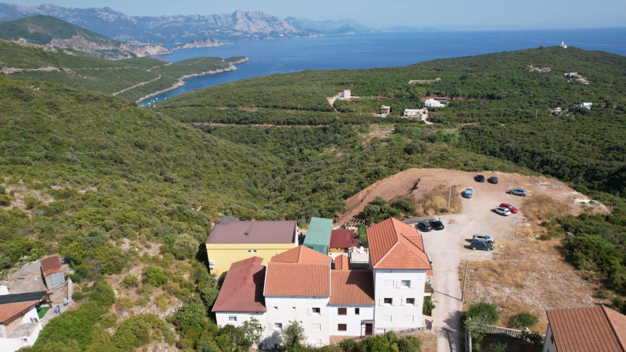 Na prodaju apartmanska vila površine 800 m² na placu od 520 m² sa 12 apartmana, bazenom i pogledom na more – Krimovica, Kotor - Amfora Real Estate