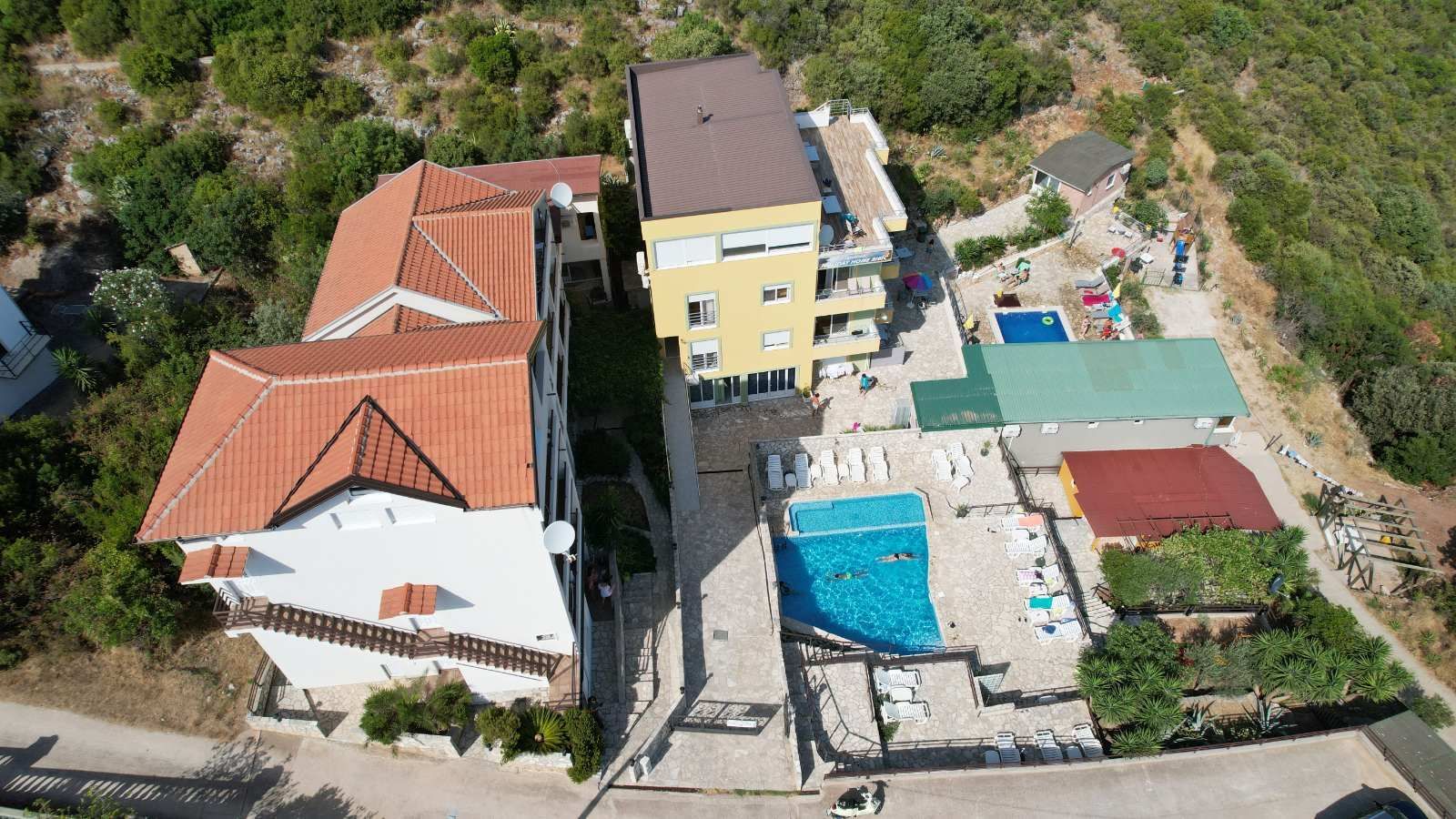 Na prodaju apartmanska vila površine 800 m² na placu od 520 m² sa 12 apartmana, bazenom i pogledom na more – Krimovica, Kotor - Amfora Real Estate
