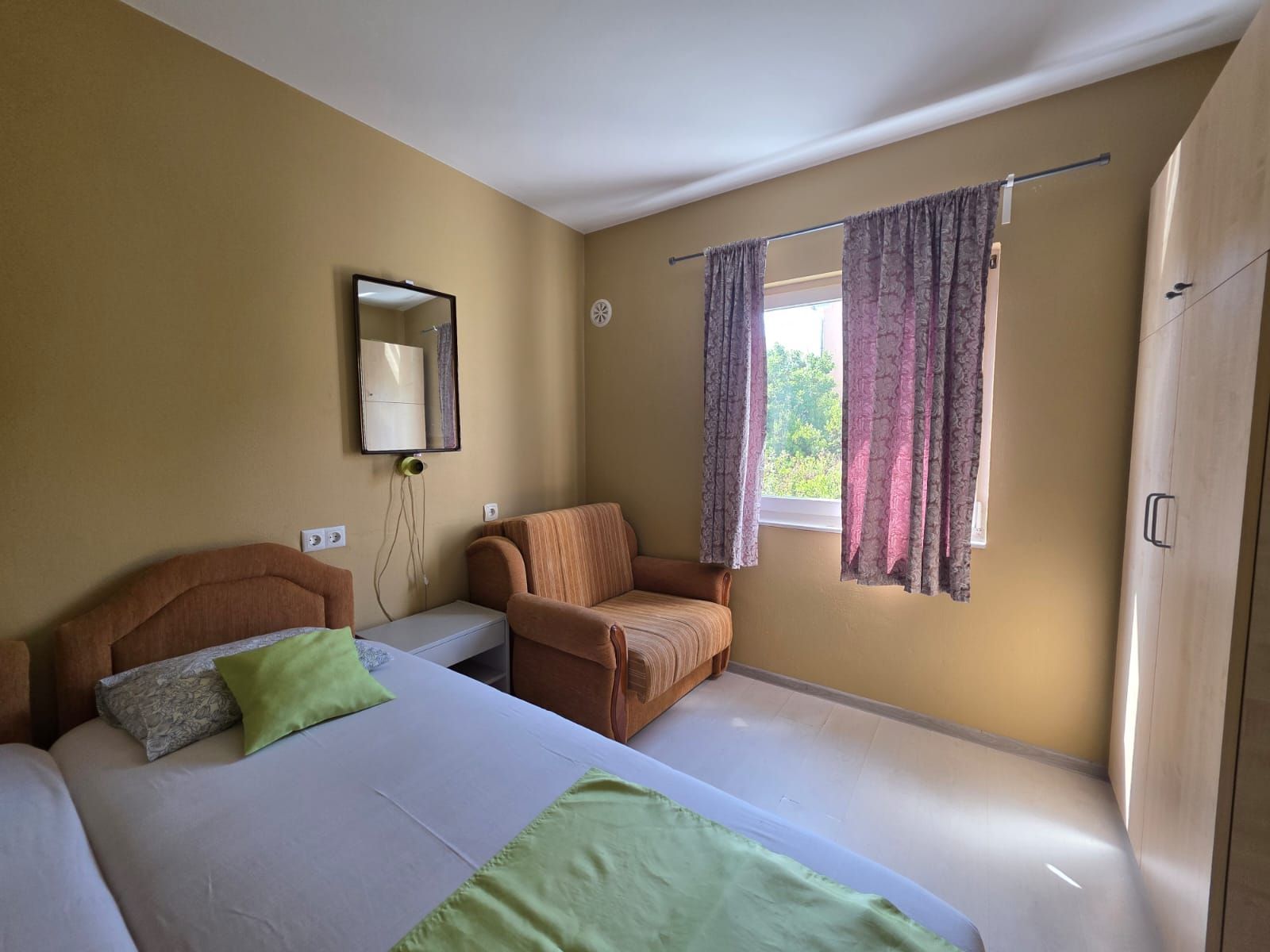 Na prodaju apartmanska vila površine 800 m² na placu od 520 m² sa 12 apartmana, bazenom i pogledom na more – Krimovica, Kotor - Amfora Real Estate