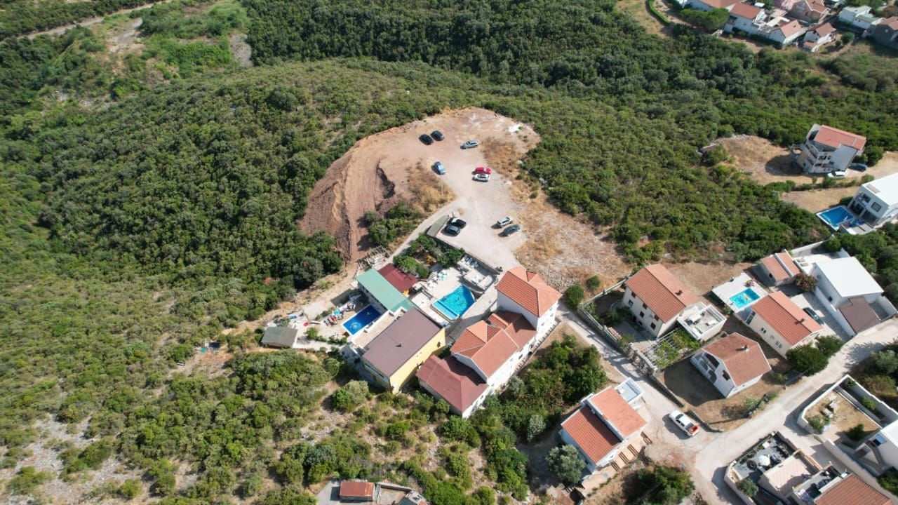Na prodaju apartmanska vila površine 800 m² na placu od 520 m² sa 12 apartmana, bazenom i pogledom na more – Krimovica, Kotor - Amfora Real Estate