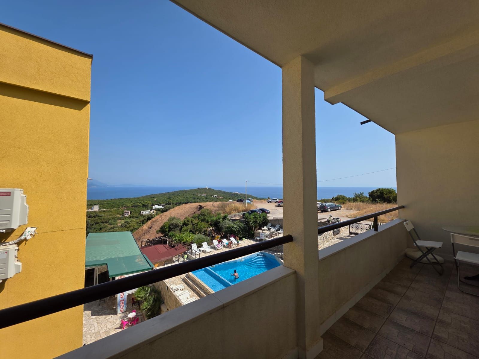 Na prodaju apartmanska vila površine 800 m² na placu od 520 m² sa 12 apartmana, bazenom i pogledom na more – Krimovica, Kotor - Amfora Real Estate