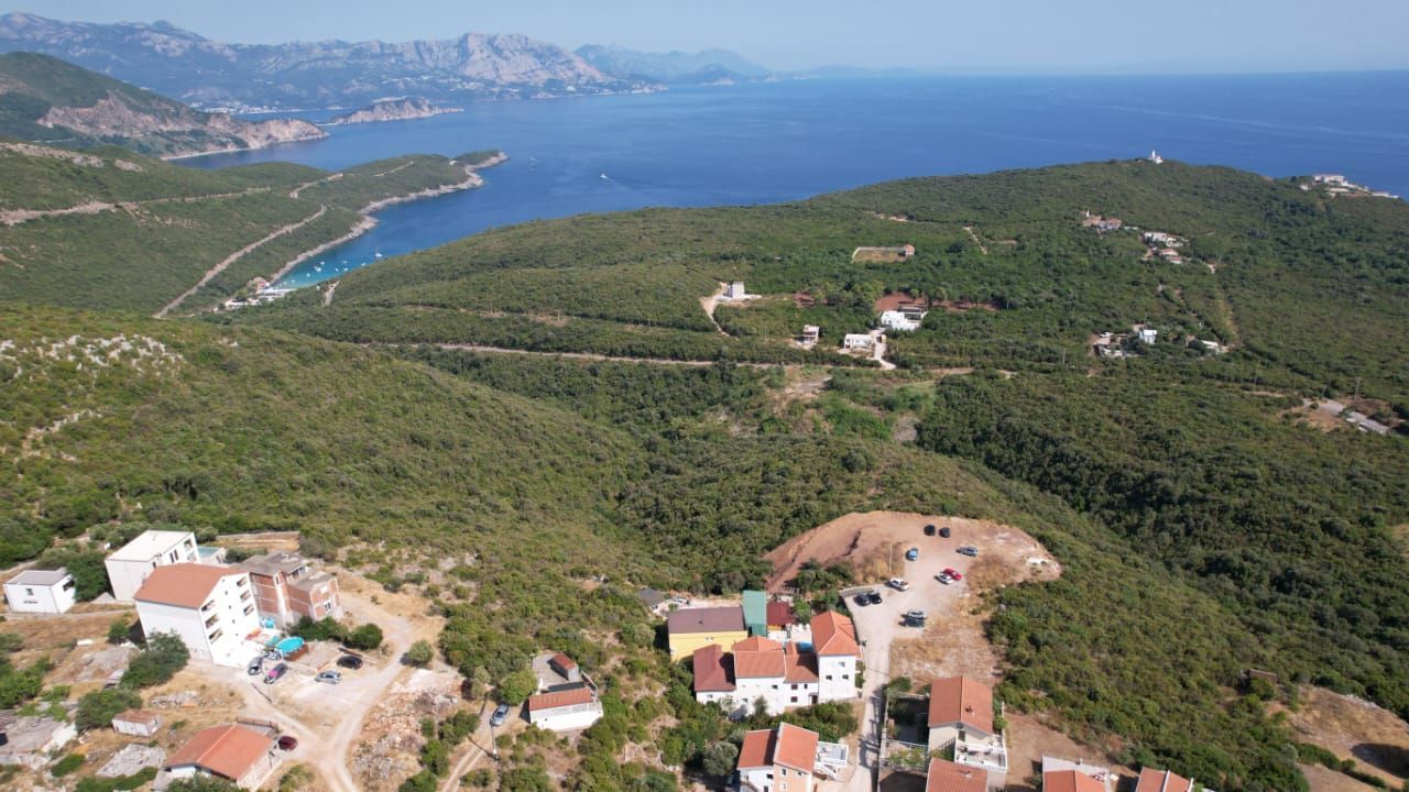 Na prodaju apartmanska vila površine 800 m² na placu od 520 m² sa 12 apartmana, bazenom i pogledom na more – Krimovica, Kotor - Amfora Real Estate